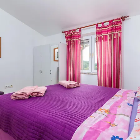 2 Bedroom Nice Apartment In Pula