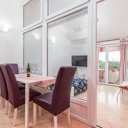 2 Bedroom Stunning In דירה פולה