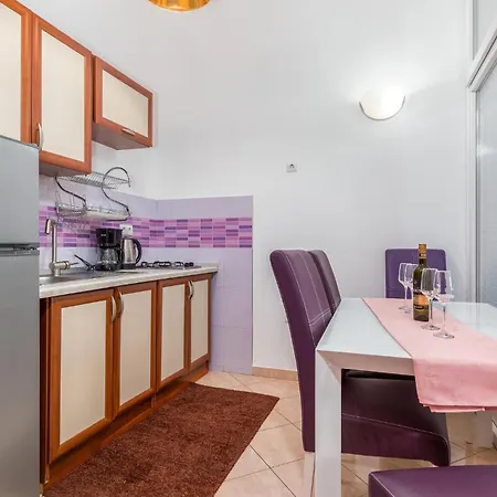 2 Bedroom Nice Apartment In Pula