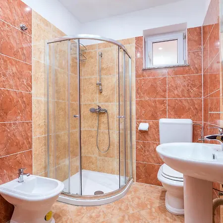 דירה 2 Bedroom Stunning In פולה