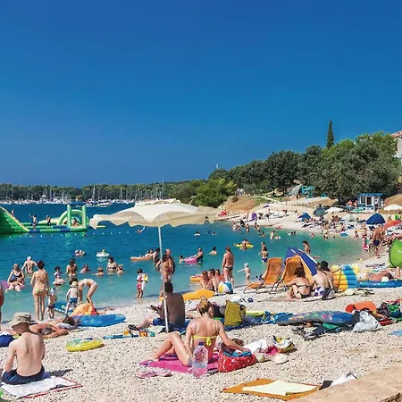 2 Bedroom Stunning In Appartamento Pola