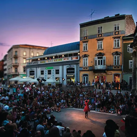 2 Bedroom Stunning In Appartamento Pola